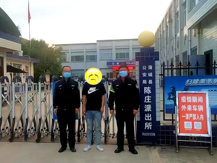 蒲城一男子“貢獻(xiàn)”兩張銀行卡為他人“跑分” 賺得1700元后被警方抓獲。