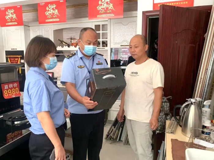 富平縣人民檢察院聯合縣市場監督管理局開展“送法進企業+商戶”活動。