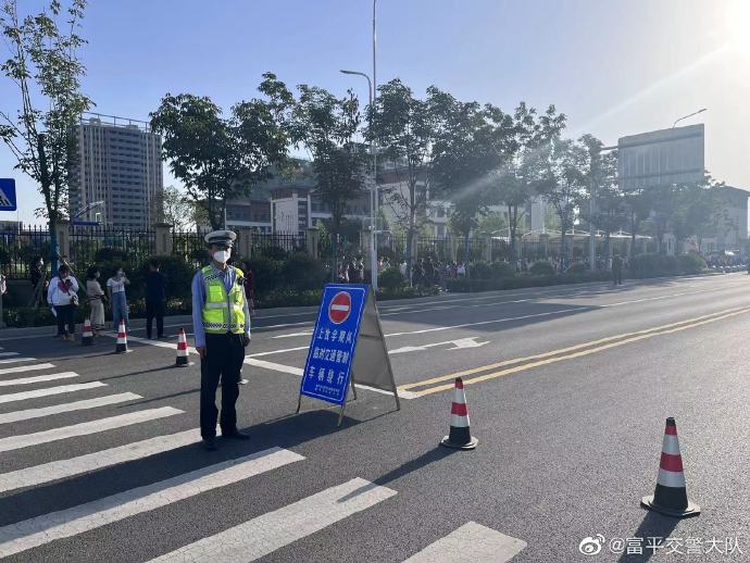 富平交警：站好開學第一班“護學崗”。