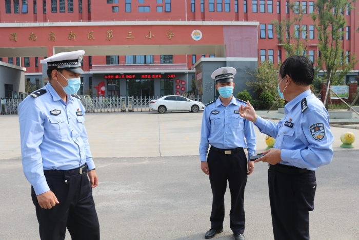 高新交警大隊開展校園周邊交通安全隱患大排查。