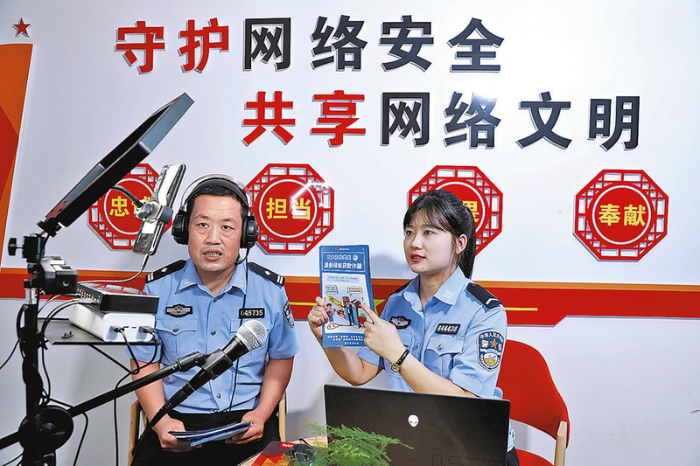 富平縣公安局開展“網(wǎng)絡安全為人民、網(wǎng)絡安全靠人民”網(wǎng)絡安全宣傳活動。