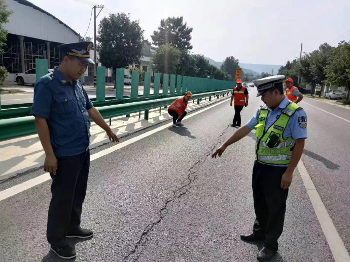 華州公安交警聯(lián)合公路段開展中秋節(jié)前道路隱患排查工作。