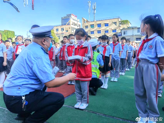 9月7日上午，韓城公安交通警察大隊法督中隊、新城中隊民警來到轄區(qū)實驗小學，為800余名師生開展交通安全宣傳活動。