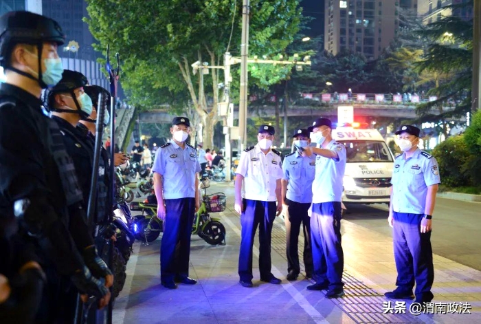 渭南公安開展夏夜治安巡查宣防第三次集中統一行動。