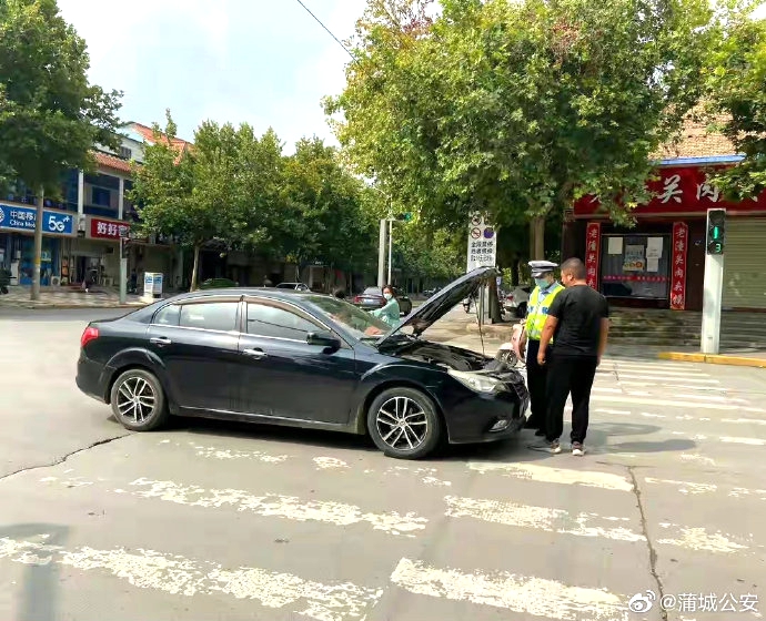 蒲城交警化身“修車師傅”。