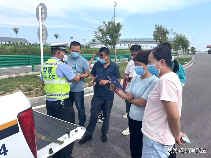 高速交警開展交通安全宣傳。