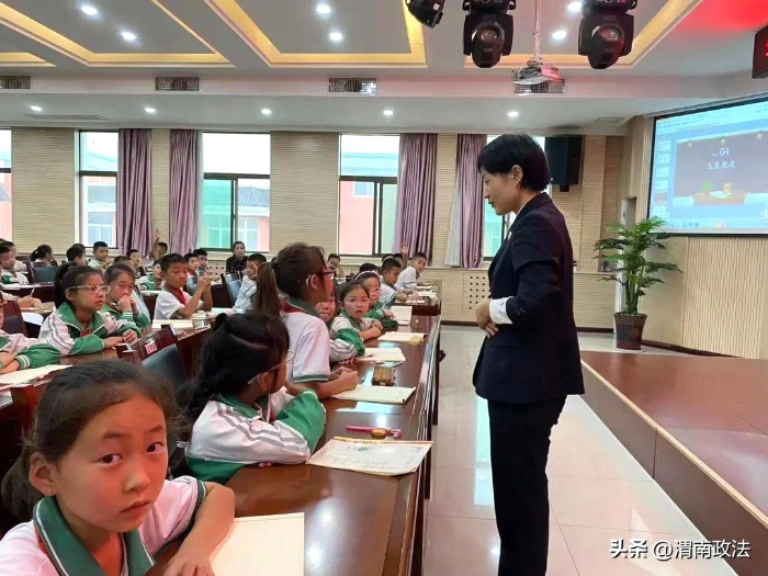 華陰檢察舉辦法治進校園報告會活動。