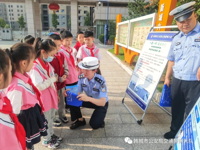 9月21日，韓城市公安局交警大隊新城中隊國慶節前夕走進轄區新城六小開展交通安全宣傳活動。