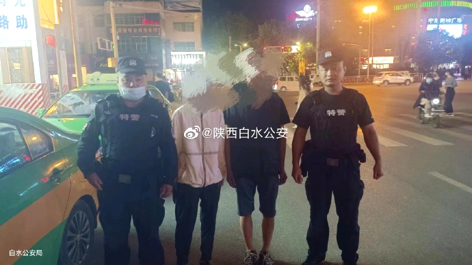 白水巡特警耐心勸導未成年人回家。