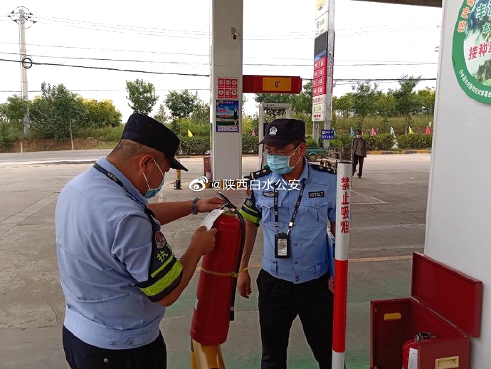 近日，陜西白水公安杜康派出所民警對轄區內旅館業、寄遞業、加油站等重點場所開展了安全大檢查。