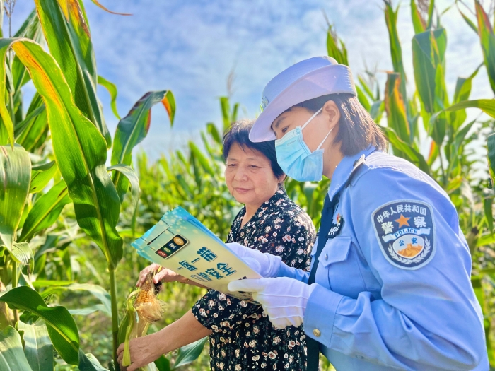 9月22日，蒲城縣公安局交通管理大隊民警走進興鎮坡頭村開展交通安全宣傳活動。