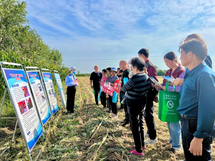 9月22日，蒲城縣公安局交通管理大隊民警走進興鎮坡頭村開展交通安全宣傳活動。1