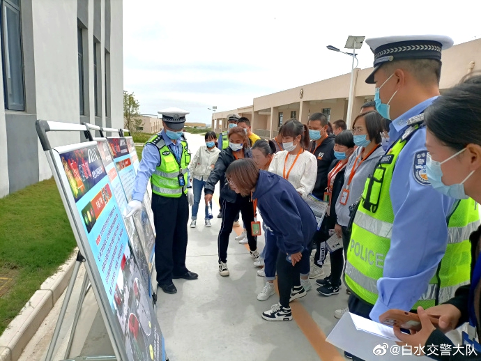 白水交警進企業開展以“一盔一帶”為主題的交通安全宣傳活動。