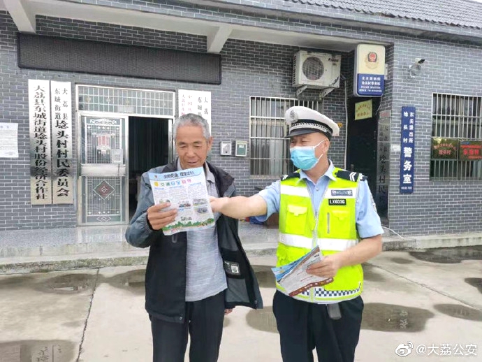 大荔交警深入各鄉鎮，給群眾耐心講解交通安全知識。