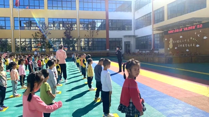 9月22日下午，合陽公安九龍派出所民警、輔警深入九龍幼兒園指導開展反恐防暴知識、技能培訓。