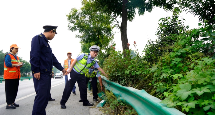 9月28日，華州公安交警聯合區路政部門開展節前道路交通安全隱患排查工作。
