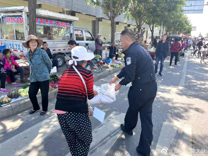 9月 28日，富平縣公安局交警大隊莊里中隊開展隱患整治勸導行動。