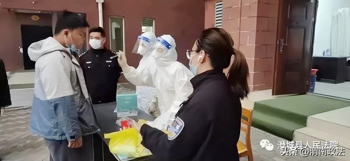 澄城法院下沉到小區(qū)參加疫情防控執(zhí)勤任務(wù)。