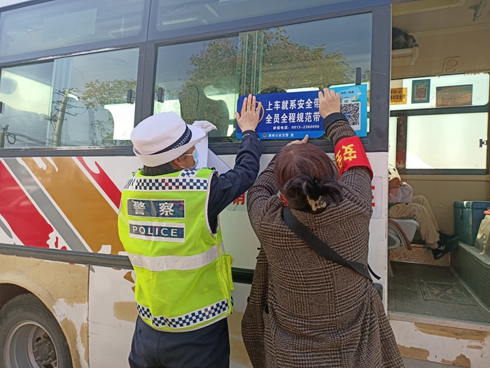 大荔交警通過(guò)粘貼交通安全提示標(biāo)語(yǔ)增強(qiáng)交通參與者的安全意識(shí)。