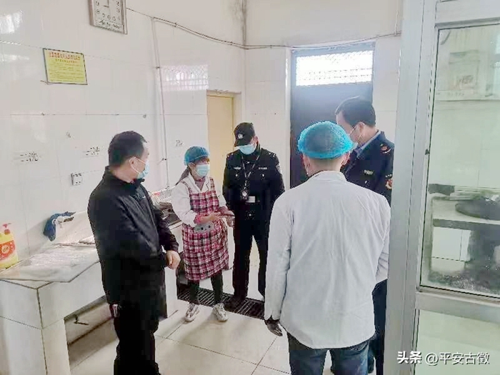 澄城縣交道派出所聯(lián)合交道鎮(zhèn)政府、市場(chǎng)監(jiān)管所對(duì)學(xué)校及周邊環(huán)境進(jìn)行全面的大排查活動(dòng)。