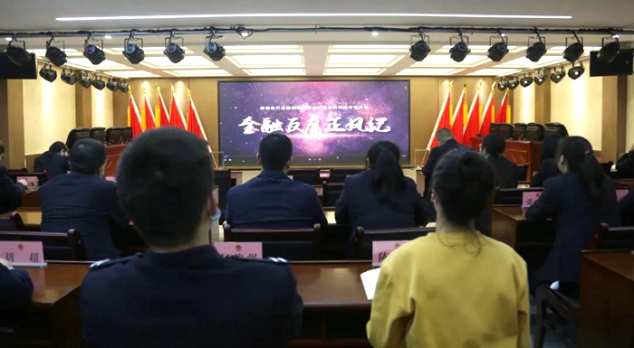 10月20日，潼關(guān)縣人民檢察院組織全體干警共同觀看警示教育片。