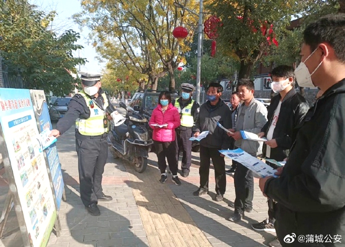 近日，蒲城公安交管大隊(duì)罕井中隊(duì)民警在罕井勸導(dǎo)站開展“一盔一帶”交安宣傳活動(dòng)。