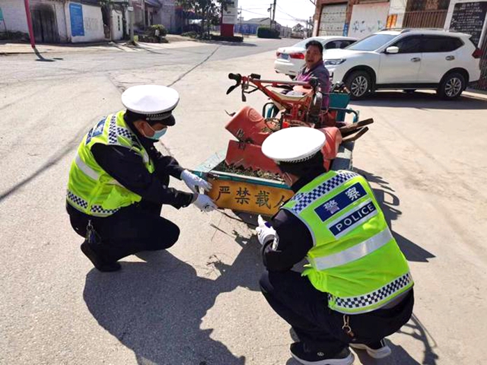 連日來，大荔交警大隊(duì)聯(lián)合轄區(qū)村鎮(zhèn)持續(xù)對(duì)轄區(qū)農(nóng)村地區(qū)三輪車開展噴涂“嚴(yán)禁違法載人”標(biāo)語宣傳行動(dòng)。