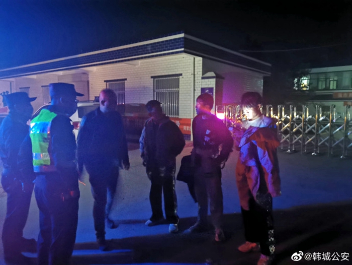 路上“撿拾”三人，民警暖心護(hù)送回家。