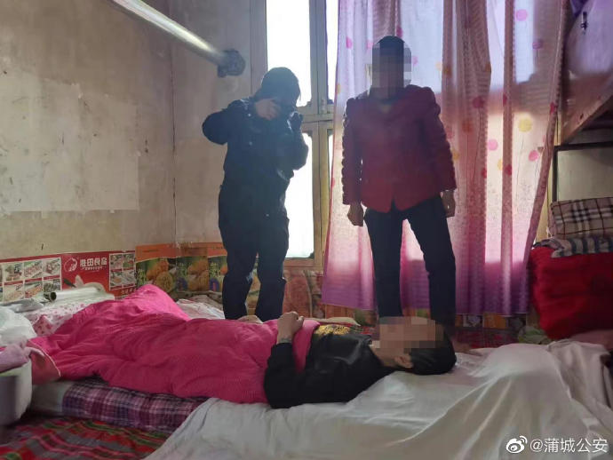 蒲城民警上門為群眾辦理身份證。