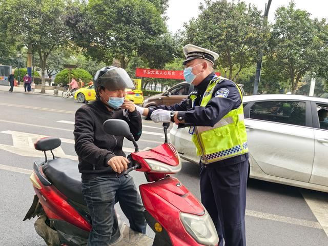 0月26日，大荔交警大隊集中警力，對摩托車、電動車駕乘人員各類違法行為開展專項整治。