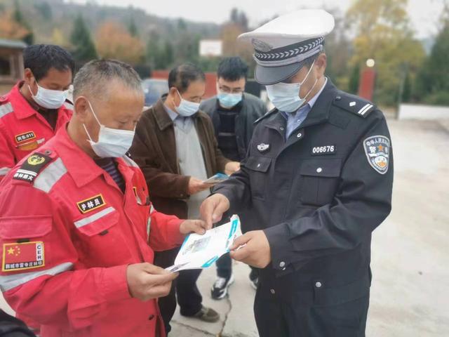 10月26日，韓城市公安局交警大隊桑樹坪中隊深入轄區農村開展秋冬季交通安全宣傳工作。