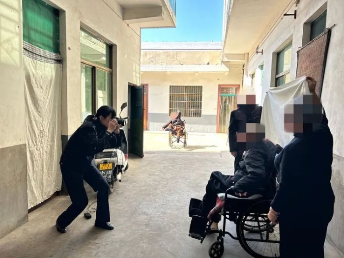 白水民警上門為群眾辦理身份證。
