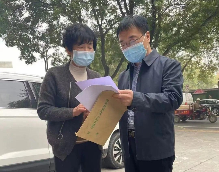 渭南市檢察院黨組副書記、副檢察長(zhǎng)閆永江走訪全國(guó)人大代表雷溫芳。