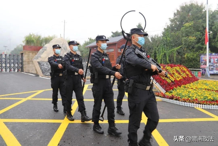 華州公安民警開展巡邏防控工作。