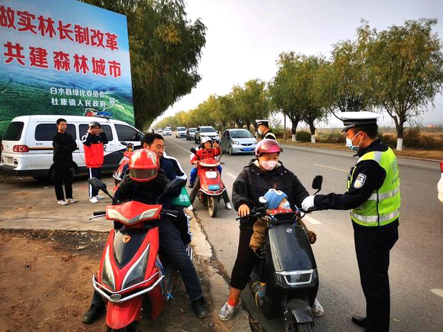 白水公安交警嚴(yán)查違法行為，筑牢周末學(xué)生返校安全。