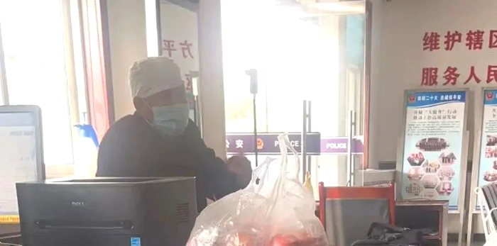 老人粗心疑丟錢(qián)，民警耐心幫找回。