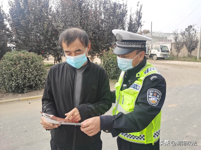 11月7日，大荔交警積極開展疫情防控及交通安全宣傳工作。