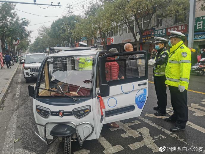 白水交警嚴查交通違法行為。