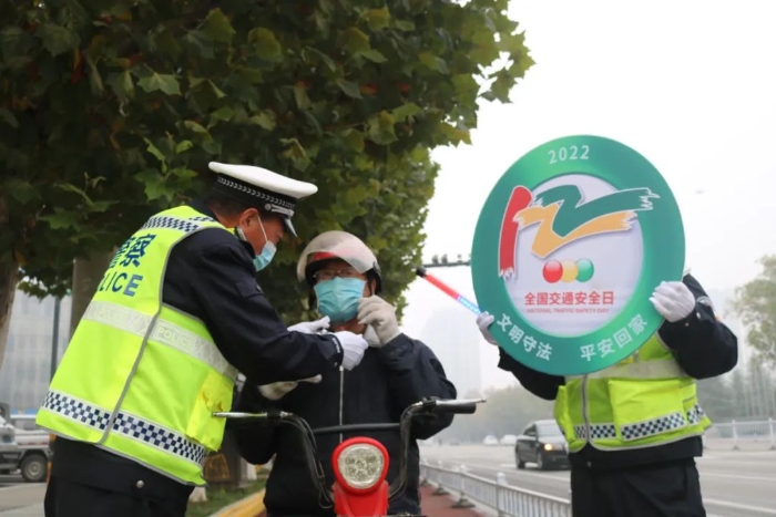 高新交警大隊開展創(chuàng)建文明城市“馬路學堂”交安宣傳活動。