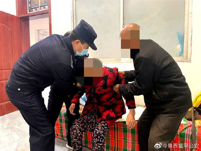 富平公安劉集派出所民警上門為老人辦理身份證。