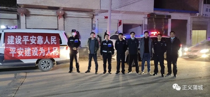 蒲城縣檢察院夜間巡邏保平安。