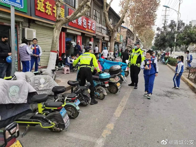 近日，蒲城公安交管大隊騎警分隊積極加強“護學崗”職能，確保學生出行安全。
