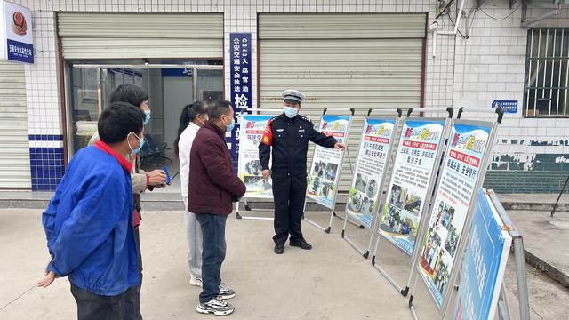 大荔公安交警依托“馬路學堂”持續開展交通安全宣傳活動。