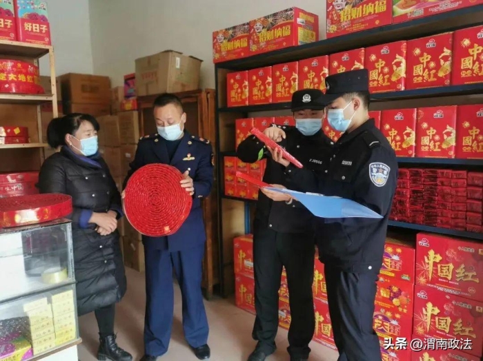 合陽縣公安局坊鎮派出所聯合市場監督管理所在轄區范圍內開展煙花爆竹安全執法檢查工作。