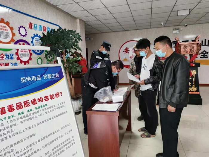 近日，蒲城縣公安局高陽派出所突擊對轄區煤礦內流動人員開展禁毒宣傳及尿檢篩查工作。