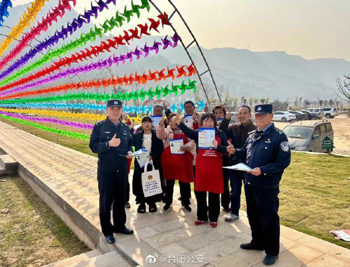 11月20日，合陽公安百良派出所民警走進平安谷開展平安建設宣傳活動。