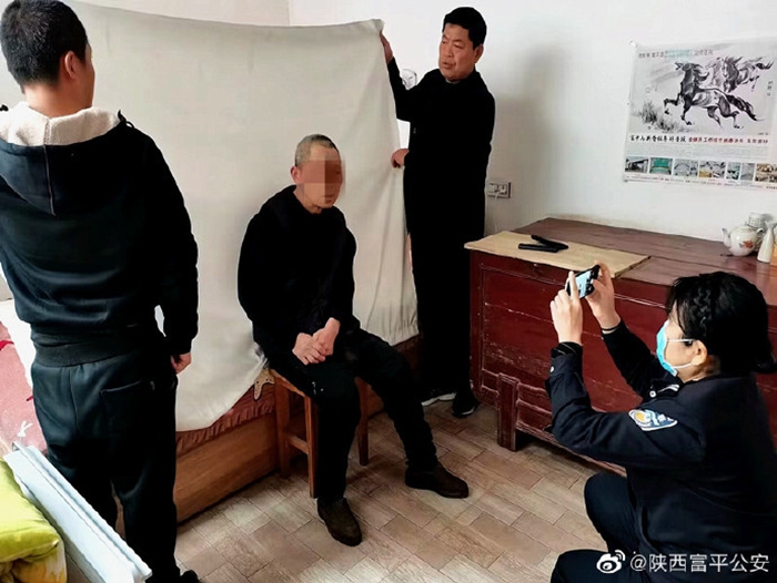老人行動不便辦證難，民警上門服務解難題。