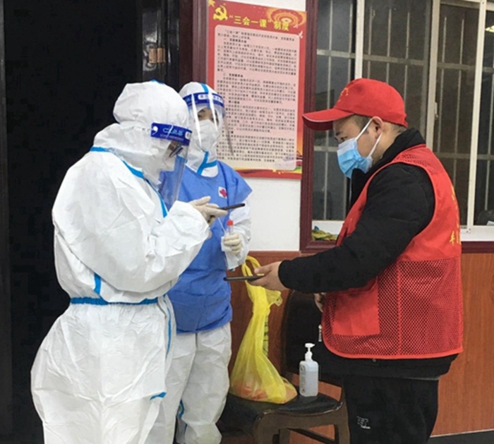 華陰市司法局干警堅(jiān)守在疫情防控一線。
