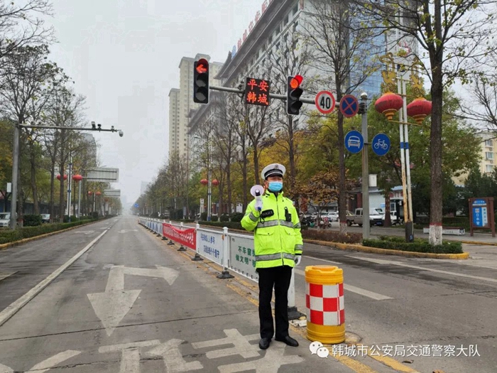 韓城公安交警巧用“小喇叭”，防疫、交安宣傳兩不誤。
