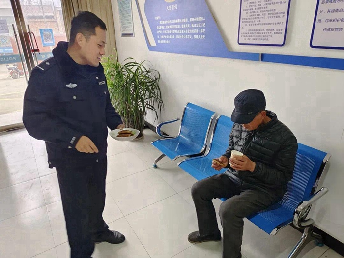 11月23日，渭南市公安局華州分局下廟派出所及時(shí)救助一名迷路老人平安回家。
